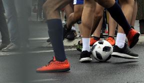 Trg Nikole Pašića zatvoren igra se fudbal Mundijal