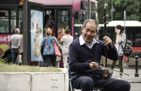 Kinez svira instrument erhu na Trgu Republike u Beogradu FOTO