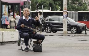 Kinez svira instrument erhu na Trgu Republike u Beogradu FOTO