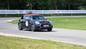 Mini JCW Cooper S test Ada Huja foto video cene 