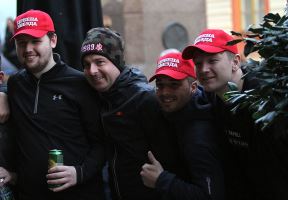 Navijači Liverpula bakljada u centru Beograda (FOTO)
