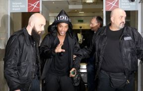 Ronaldinjo u Beogradu, doček na aerodromu Nikola Tesla (FOTO)