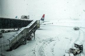 Aerodorm Nikola Tesla: Odloženi letovi zbog snega! (FOTO)