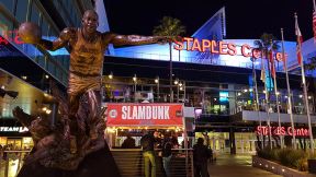 Star Plaza Statue - Staples Center (FOTO)