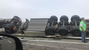 Udes na autoputu, prevrnuo se šleper