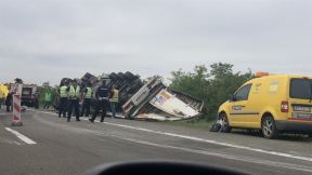 Udes na autoputu, prevrnuo se šleper