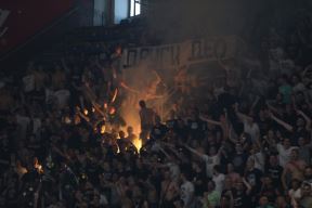 Navijači, Grobari doneli venac na derbi, fotografije