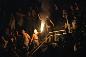 Navijači, Grobari doneli venac na derbi, fotografije
