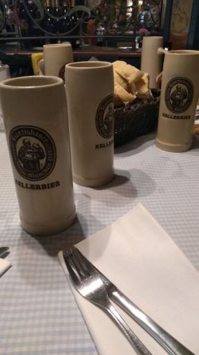 Minhen pivnica Oktoberfest pivo kobasice