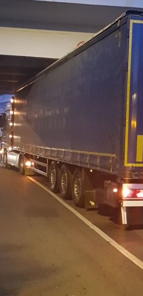 Autobus se zaglavio ispod nadvožnjaka na Vilinim vodama