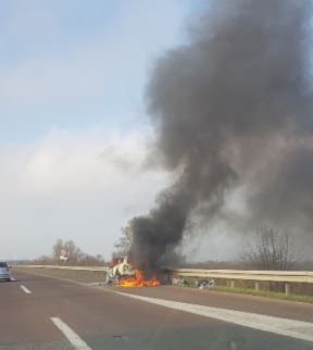 Pančevo: Gori automobil na putu