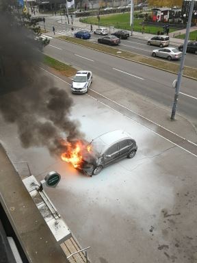 Novi Beograd - Zapalio se automobil kod Meka i Fontane