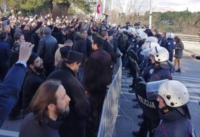 Podgorica: Policija blokirala put sveštenstvu MCP u centru FOTOGRAFIJE