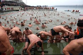 Bogojavljenje: Srbi plivaju za časni krst