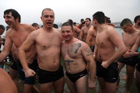 Bogojavljenje: Srbi plivaju za časni krst