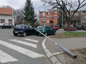 Stub javne rasvete pao na automobile na Vidikovcu! (FOTO)