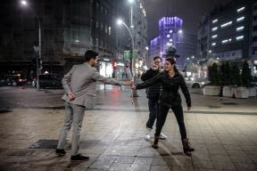 Dva momka dele ruže devojkama za 8. mart na Terazijama! FOTOGRAFIJE