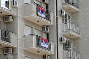 Zastave Srbije na prozorima i balkonima u Beogradu FOTOGRAFIJE