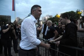 Pristalice Dveri i SNS okupljanje ispred Skupštine Srbije - najnovije vesti
