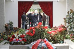 Tito, proslava 25. maja, zbog korone ljudi nose maske i ulaze u grupama, fotografije