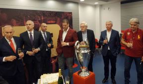Crvena zvezda proslava Bari 1991, torta Dragan Džajić za rođendan
