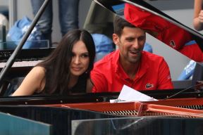 Lola Astanova svira kravir 