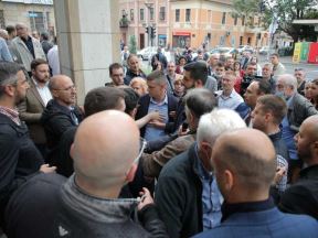 IZBORI 2020: Aleksandar Vučić čekao u redu, Sergej glasao u dresu?! FOTOGRAFIJE