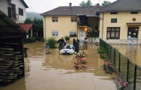 Poplave, u Kraljevu bračni par zarobljen u kući, spasavaju ih helikopterom