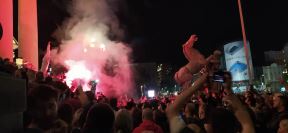 Protest ispred Skupštine neredi sukob i sa policijom policijski čas