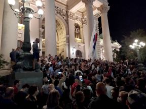 Protest ispred Skupštine neredi sukob i sa policijom policijski čas