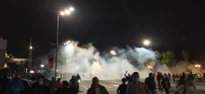 Protest ispred Skupštine neredi sukob i sa policijom policijski čas