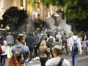 Protest ispred Skupštine neredi sukob i sa policijom policijski čas