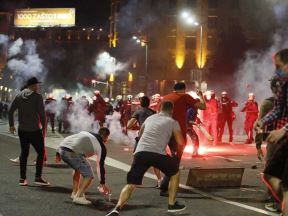 Protest ispred Skupštine neredi sukob i sa policijom policijski čas