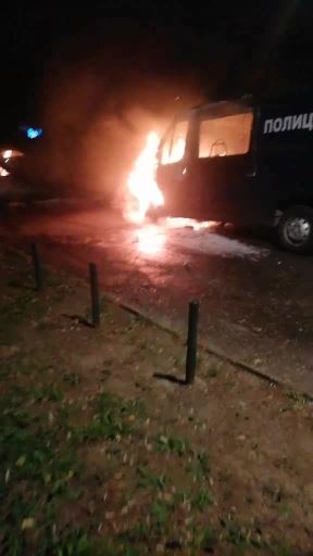 Protest ispred Skupštine neredi sukob i sa policijom policijski čas