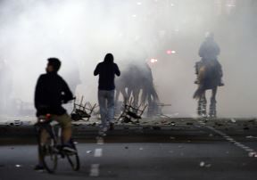 Beograd demonstracije protesti Skupština Srbije Goran Vesić sukobi policija video foto