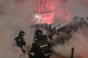 Beograd protesti: Suzavac i baklje 19 ljudi povređeno među njima i policija! FOTOGRAFIJE