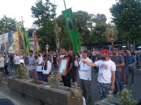 Protesti u Beogradu peto veče oltar ispred Skupštine Srbije