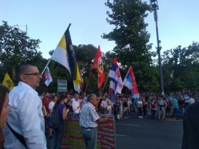 Protesti u Beogradu peto veče oltar ispred Skupštine Srbije