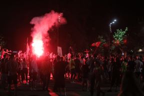 Protest u Beogradu 11 jul  Ispred Skupštine 1100 ljudi ministar Nebojša Stefanović