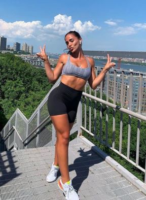 Džuliana Ava fitnes instruktorka foto