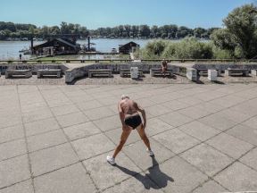 Korona virus leto Beograd Savski kej sunčanje vežbanje FOTOGRAFIJE