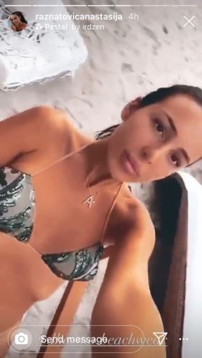 Anastasija Ražnatović u kupaćem letovanje Crna Gora