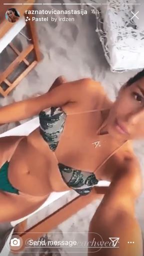 Anastasija Ražnatović u kupaćem letovanje Crna Gora