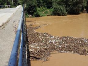 Most kod Kraljeva se ruši zbog gomile smeća