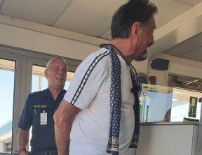 Milijarder tajkun Džon Mekafi zaštitna maska tange umesto maske 