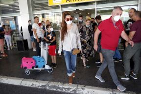 Ceca dolazi iz Lucerna aerodrom duga kosa nadogradnja izgled farmerke sandale maska 