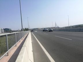 Most na Adi udes motociklista