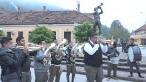 Guča trubačka budilica Lučani trubači na ulicama fotografije