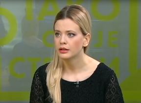 Milica Jokanović na birou