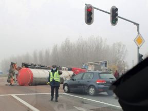 saobracajka pancevacki put kamion bocna strana gradjevinski materijal saobracaj